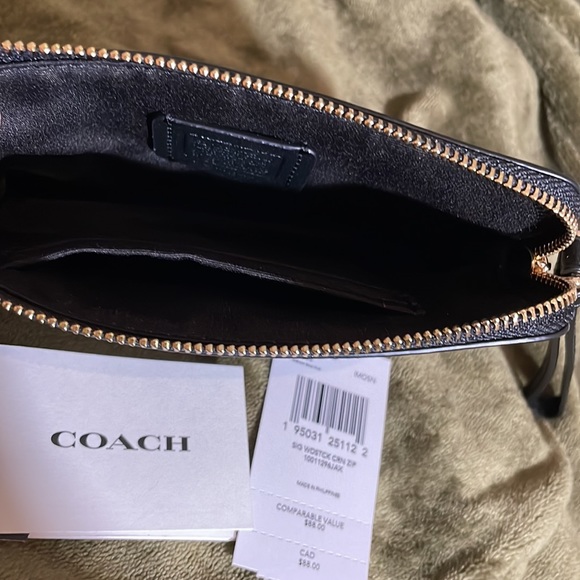 💥SALE💥COACH Woodstock Zippered wallet Inside 2 slots for License/cards 4”x6” - Picture 3 of 3